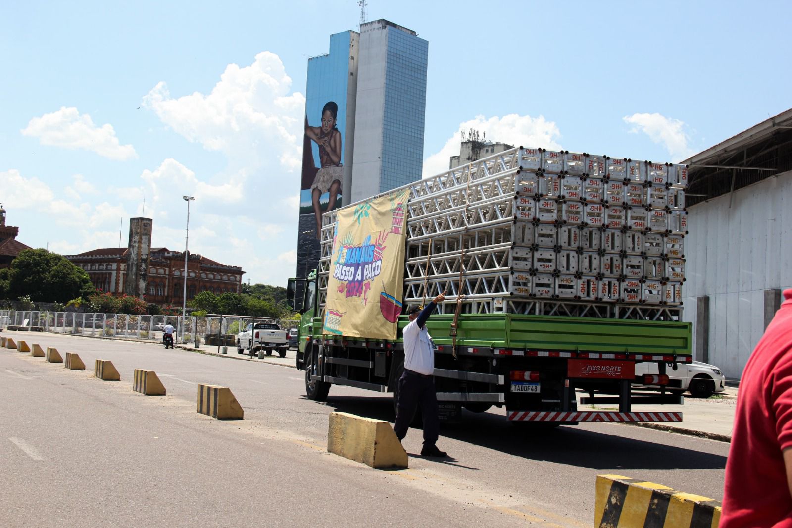 Estrutura de montagem dos palcos do festival ‘Manaus Passo a Paço 2024’ chega em Manaus