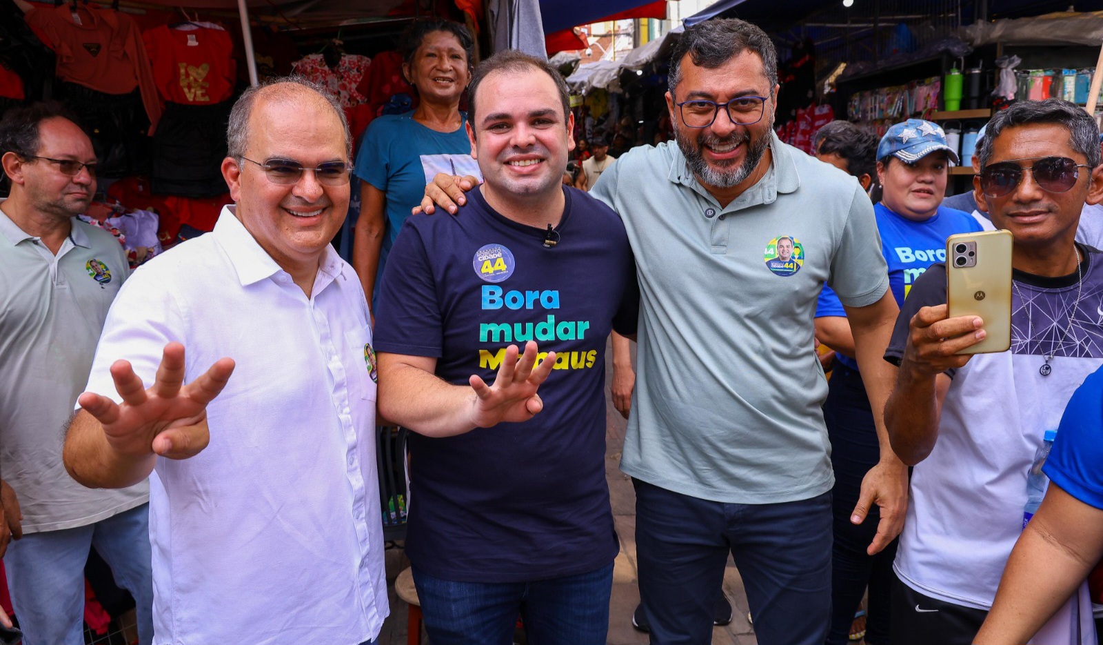 Durante caminhada no Centro, Roberto Cidade ouve queixas e propostas para a região