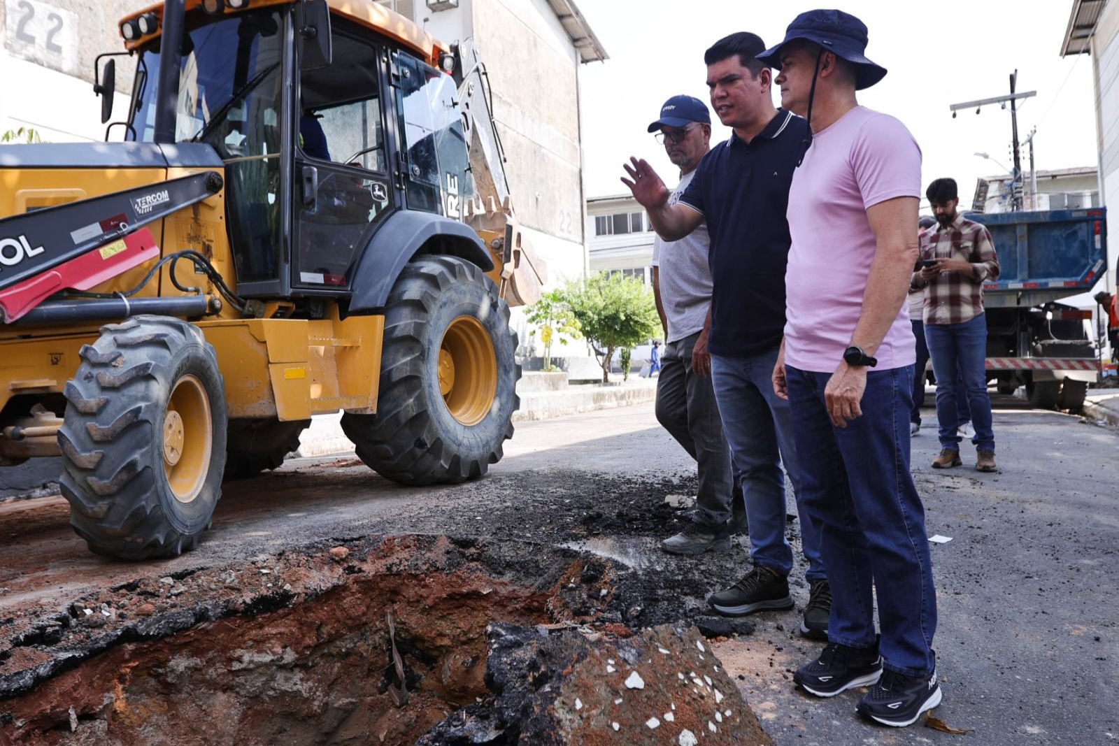 Prefeito David Almeida vistoria serviço em rede de drenagem há 30 anos sem manutenção, no conjunto Tocantins