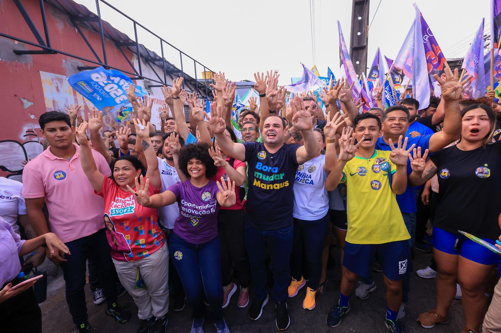 Em caminhada na zona oeste, Roberto Cidade apresenta detalhes das propostas para Mudar Manaus