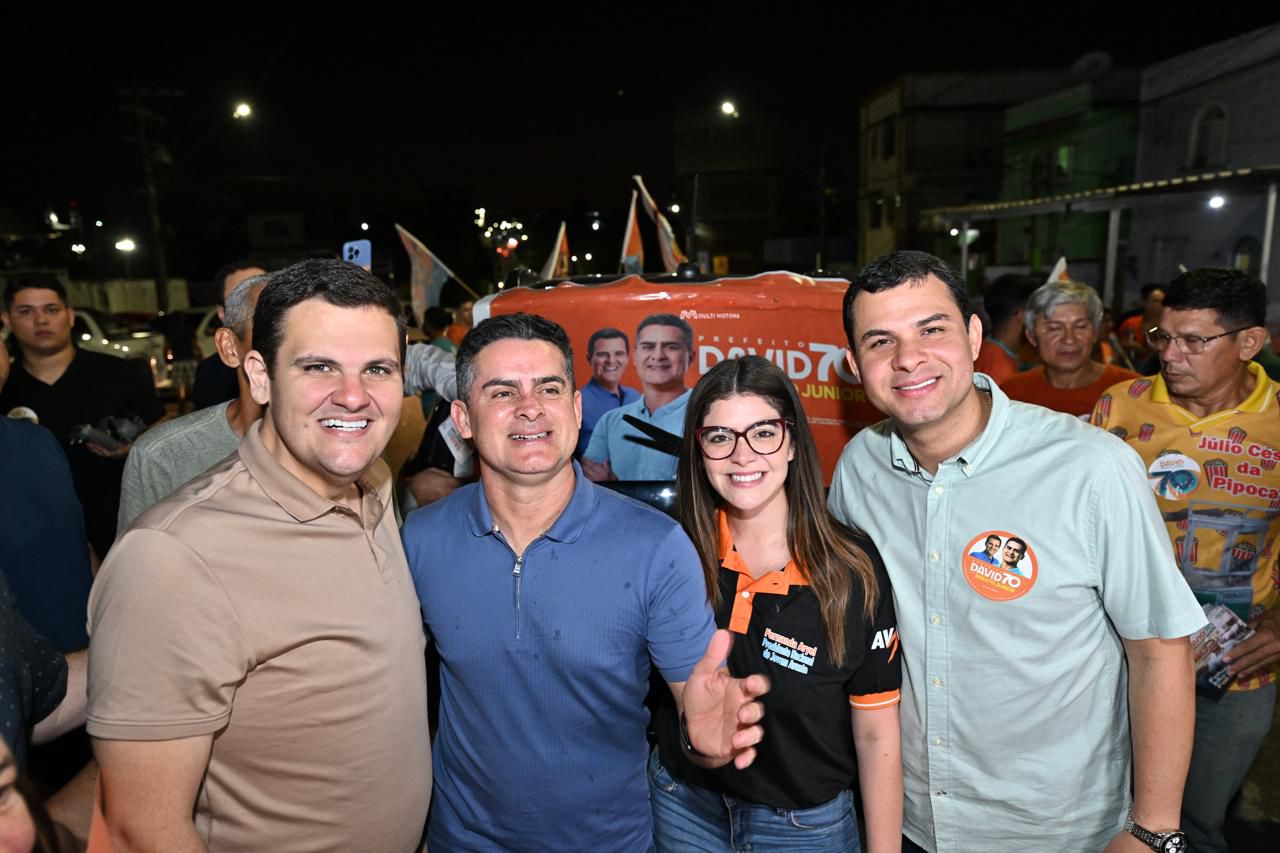 David Almeida comanda adesivaço no bairro Cachoeirinha