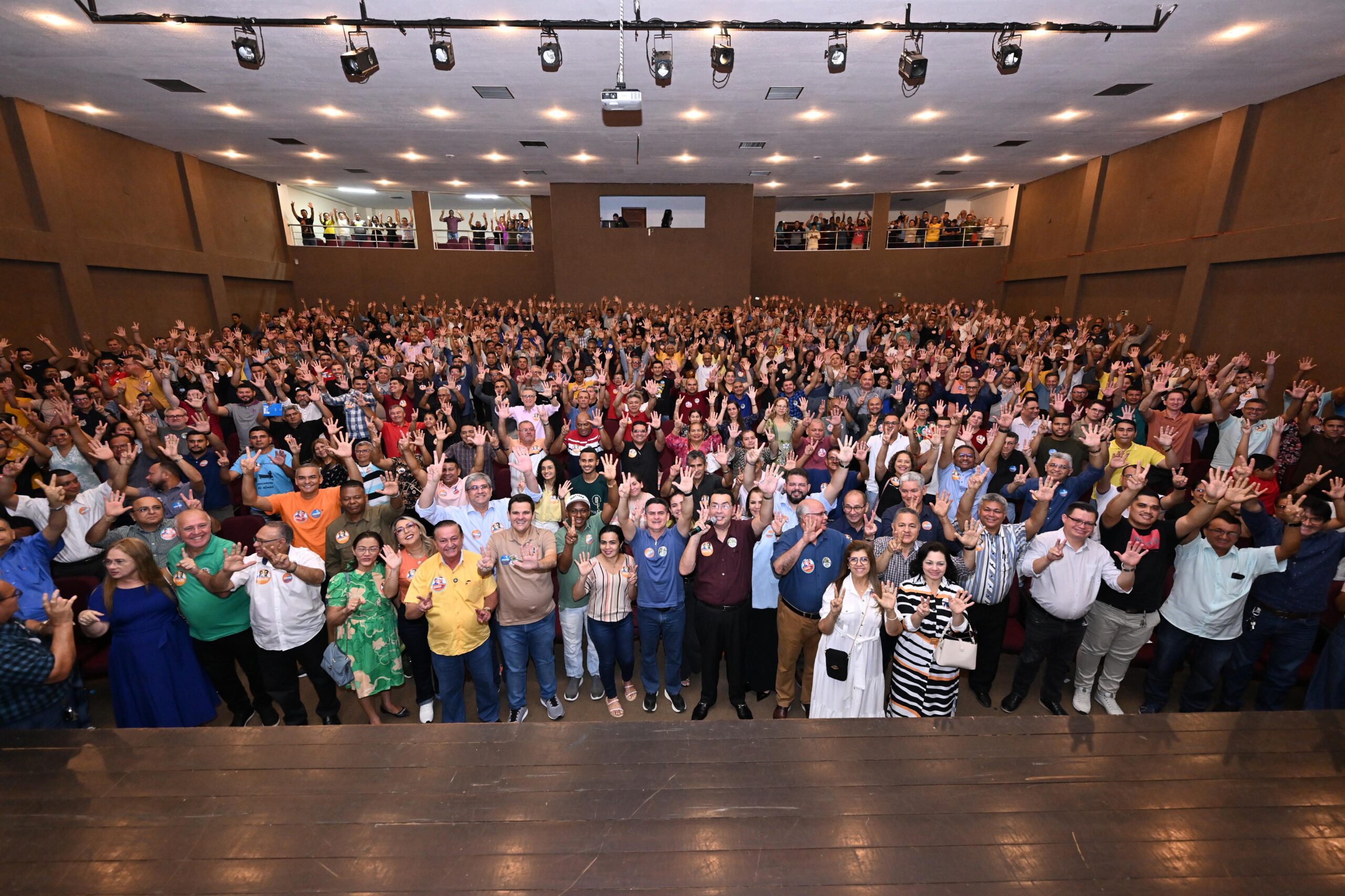 Assembleia de Deus oficializa apoio à reeleição de David Almeida “pela felicidade de Manaus”