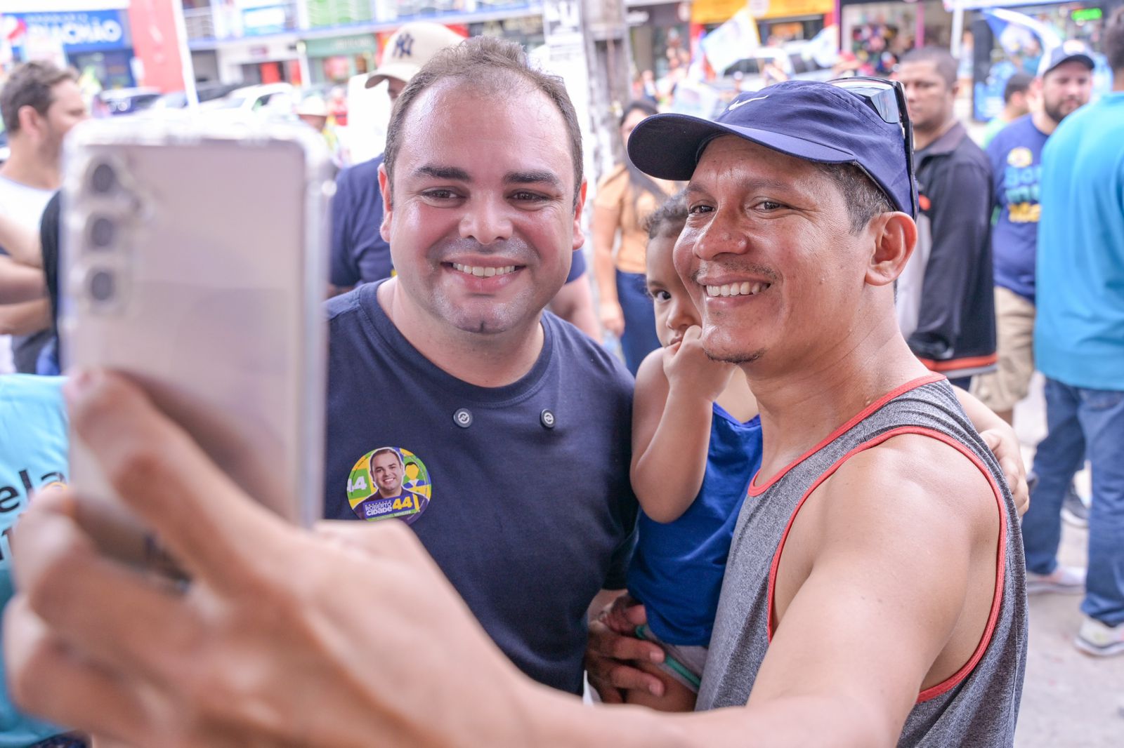 Roberto Cidade faz caminhada no Manoa e propõe reestruturar feiras dos bairros