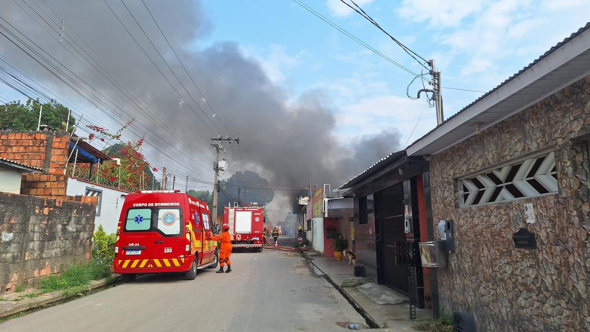 Fábrica de militos é atingida por incêndio em Manaus