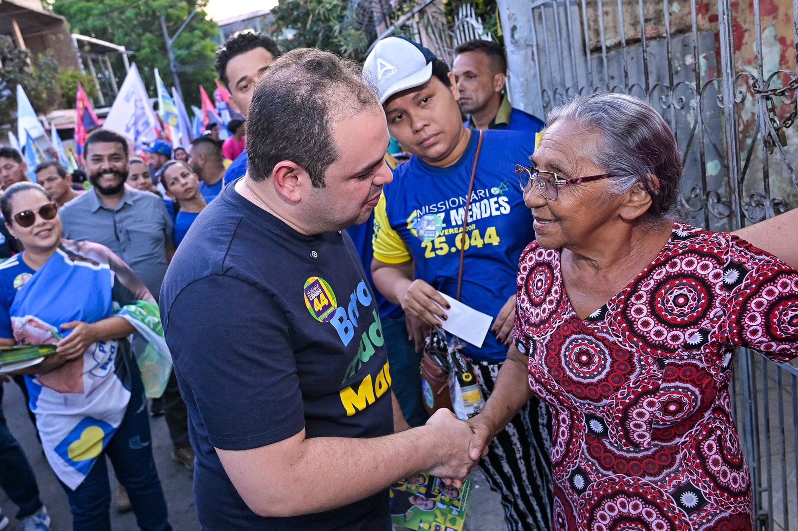 Coligação de Roberto Cidade faz quatro caminhadas simultâneas em bairros de Manaus