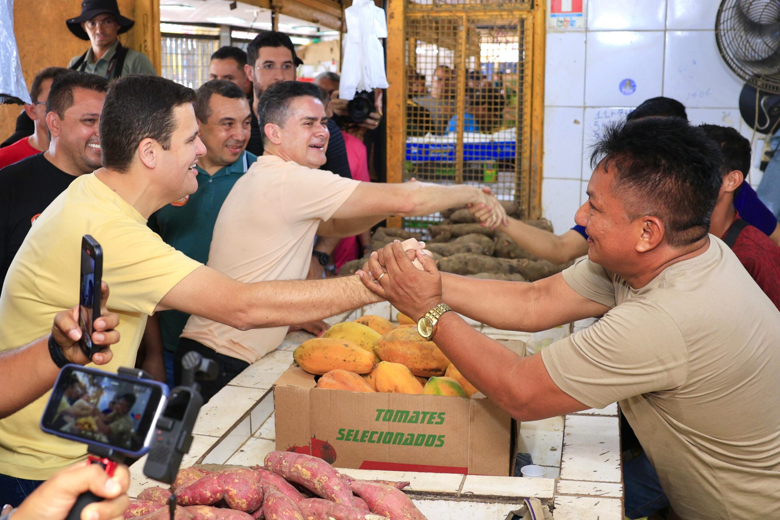 Prefeito David é abraçado por feirantes da Manaus Moderna, Feira da Banana e Mercadão