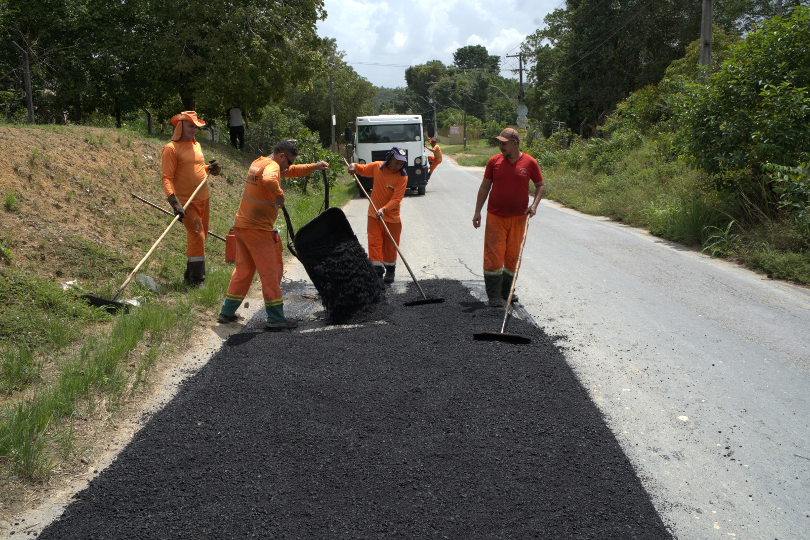 Prefeitura de Manaus avança com serviços de recuperação asfáltica no ramal do Brasileirinho neste sábado