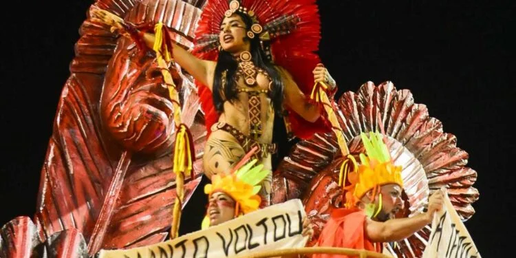 Isabelle Nogueira brilha na estreia do carnaval de São Paulo como a ‘Cunhã Guardiã’