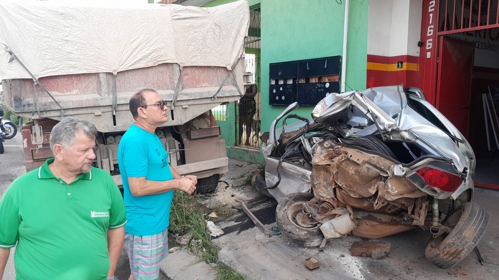 Acidente em Manaus: Caminhão desgovernado esmaga carros estacionados