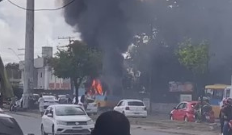 VÍDEO: Incêndio destrói ‘Amarelinho’ na Zona Leste de Manaus e assusta moradores